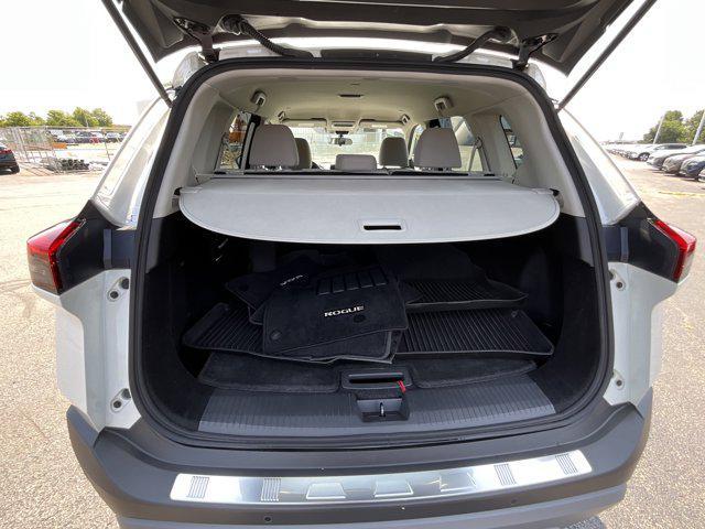 Photo of 2022 Pearl White Tricoat Nissan Rogue