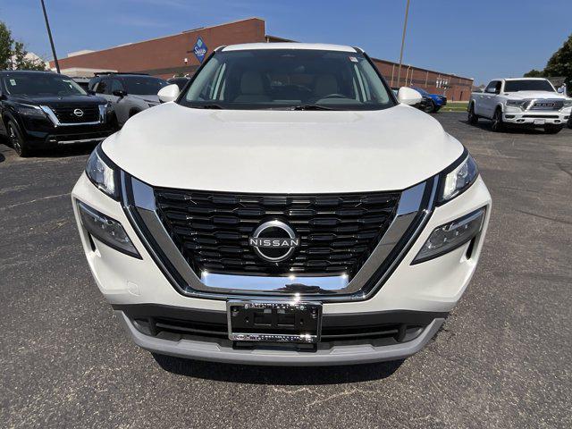 Photo of 2022 Pearl White Tricoat Nissan Rogue