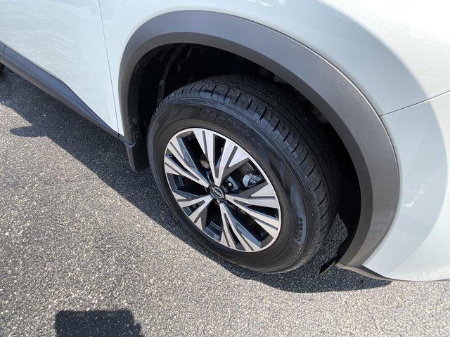 Photo of 2022 Pearl White Tricoat Nissan Rogue