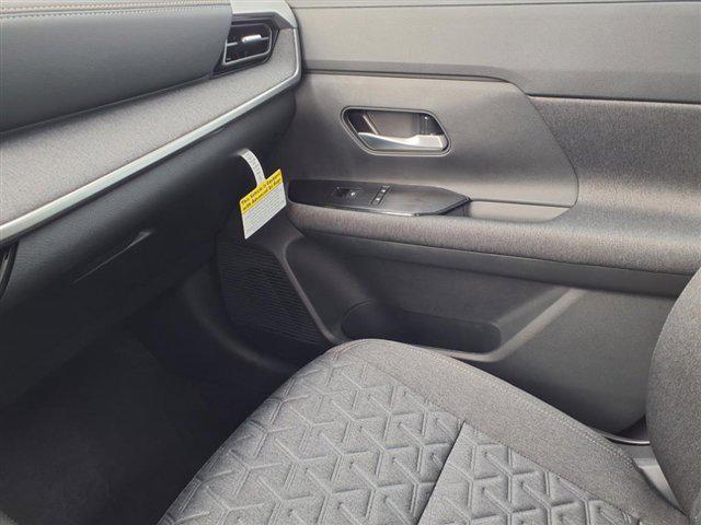 Photo of 2025 Super Black Nissan Kicks