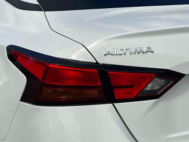 Photo of 2020 Glacier White Nissan Altima