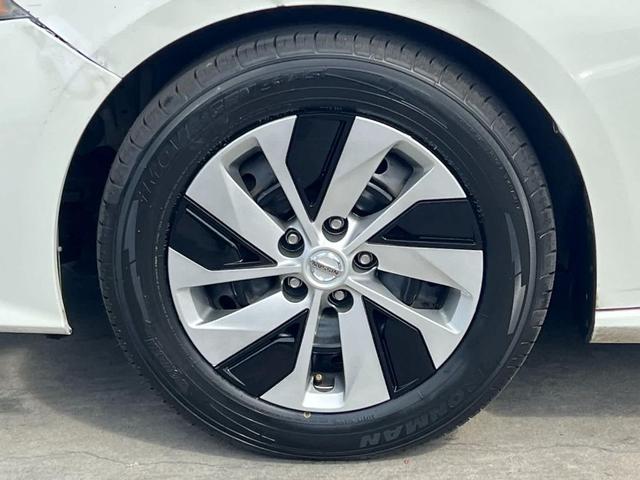 Photo of 2020 Glacier White Nissan Altima