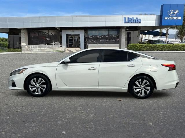 Photo of 2020 Glacier White Nissan Altima