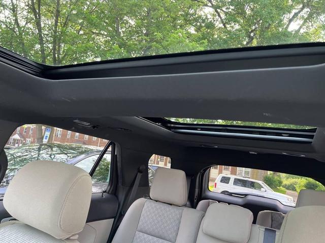 Photo of 2015 White Ford Explorer