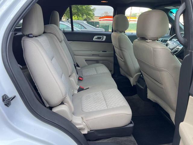 Photo of 2015 White Ford Explorer