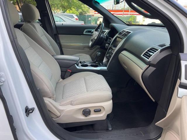 Photo of 2015 White Ford Explorer