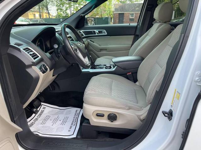 Photo of 2015 White Ford Explorer