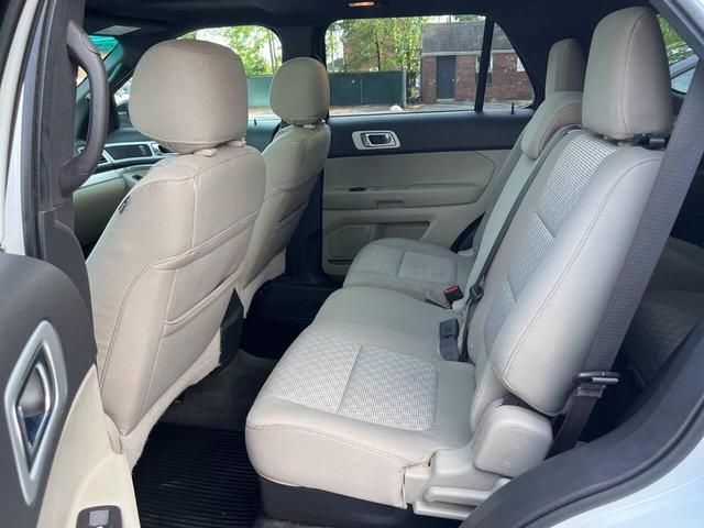 Photo of 2015 White Ford Explorer