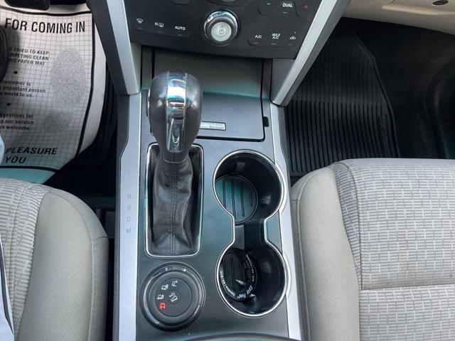 Photo of 2015 White Ford Explorer