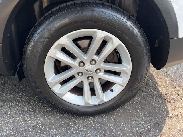 Photo of 2015 White Ford Explorer