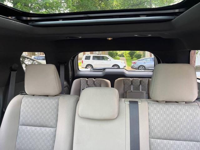 Photo of 2015 White Ford Explorer