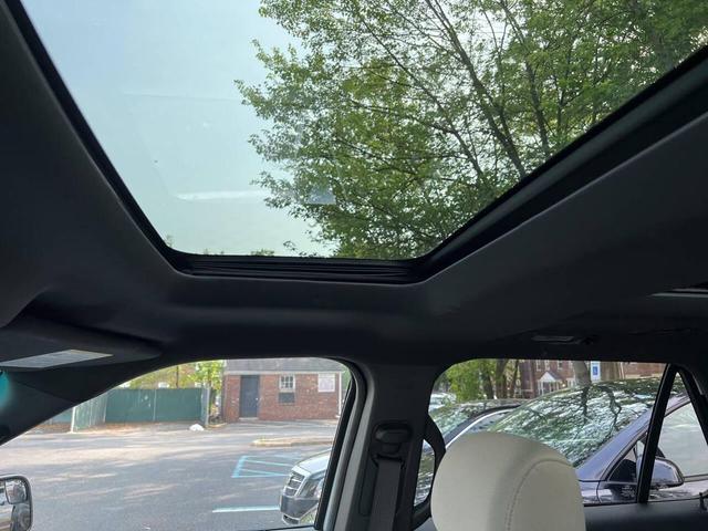 Photo of 2015 White Ford Explorer
