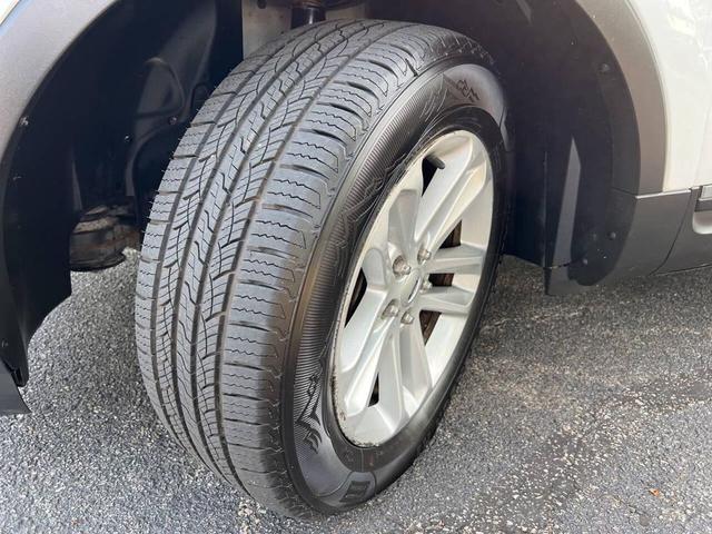 Photo of 2015 White Ford Explorer