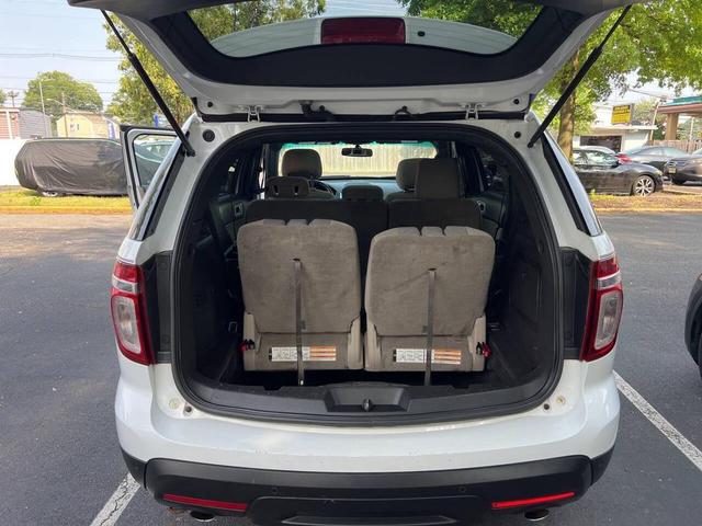 Photo of 2015 White Ford Explorer
