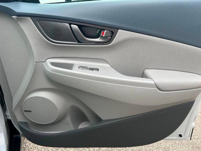 Photo of 2021 White Hyundai KONA EV