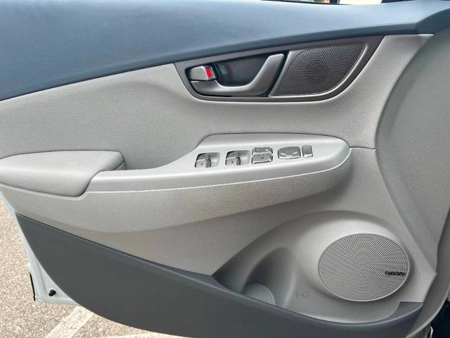 Photo of 2021 White Hyundai KONA EV