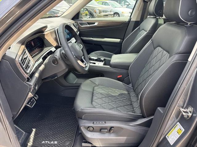 Photo of 2025 Platinum Gray Metallic Volkswagen Atlas