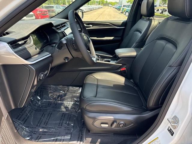 Photo of 2025 Bright White Clearcoat Jeep Grand Cherokee L