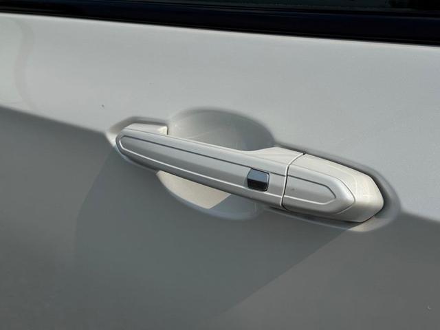 Photo of 2023 Crystal White Tricoat Cadillac XT6