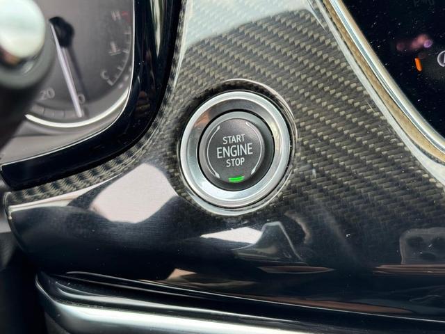 Photo of 2023 Crystal White Tricoat Cadillac XT6
