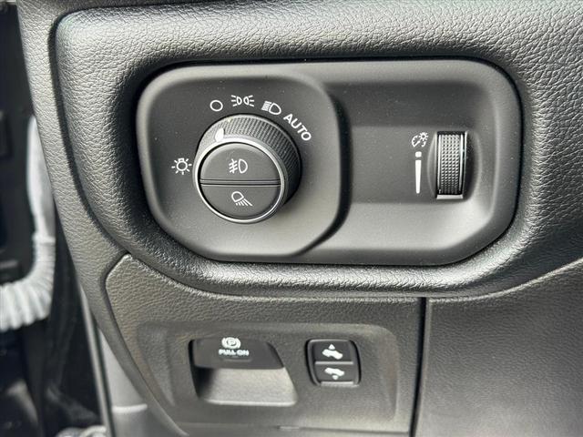 Photo of 2022 Diamond Black Crystal Pearlcoat RAM 1500