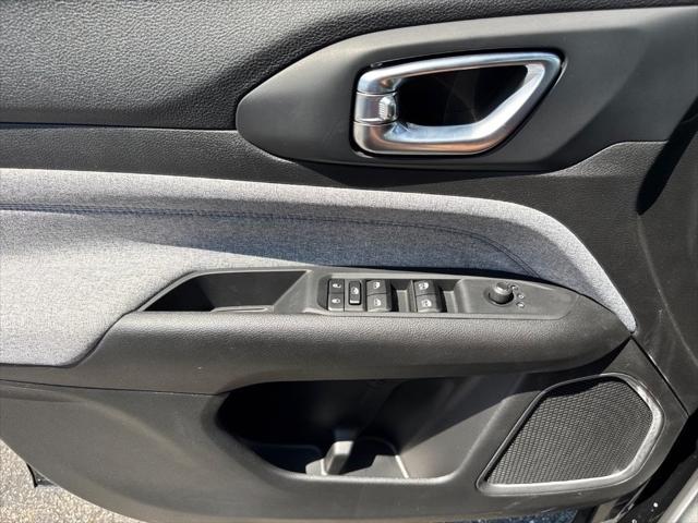Photo of 2025 Diamond Black Crystal Pearlcoat Jeep Compass