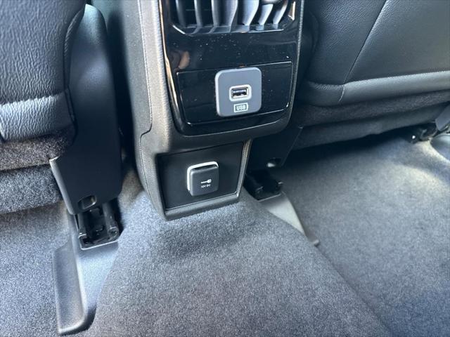 Photo of 2025 Diamond Black Crystal Pearlcoat Jeep Compass
