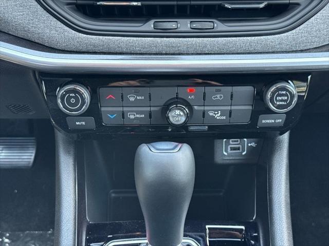 Photo of 2025 Diamond Black Crystal Pearlcoat Jeep Compass