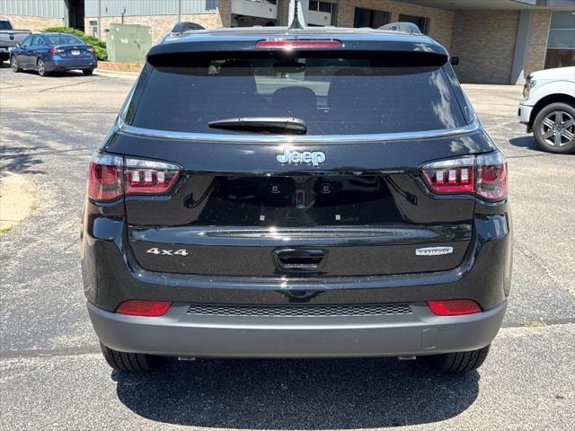 Photo of 2025 Diamond Black Crystal Pearlcoat Jeep Compass