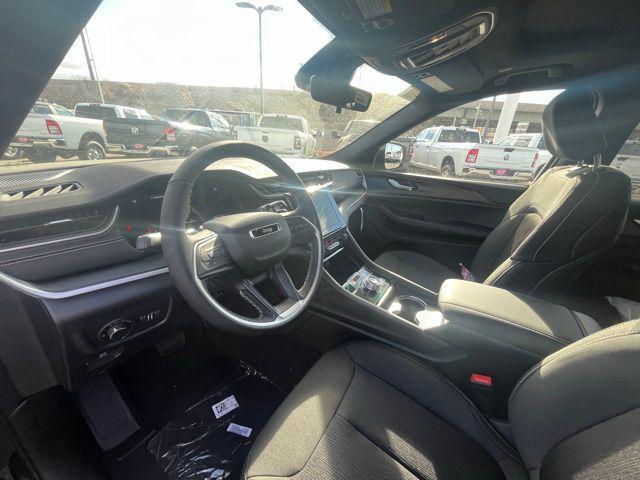 Photo of 2025 Diamond Black Crystal Pearlcoat Jeep Grand Cherokee L