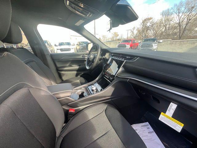 Photo of 2025 Diamond Black Crystal Pearlcoat Jeep Grand Cherokee L