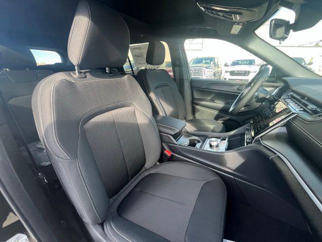 Photo of 2025 Diamond Black Crystal Pearlcoat Jeep Grand Cherokee L