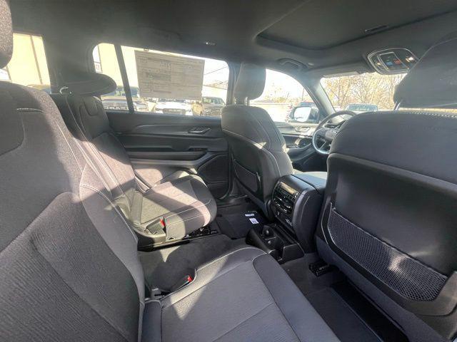 Photo of 2025 Diamond Black Crystal Pearlcoat Jeep Grand Cherokee L