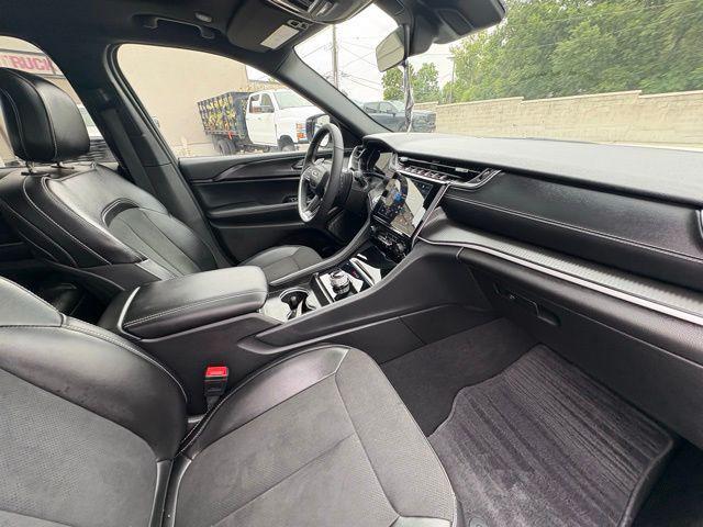 Photo of 2025 Bright White Clearcoat Jeep Grand Cherokee
