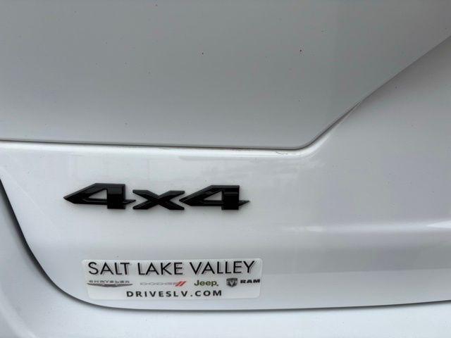 Photo of 2025 Bright White Clearcoat Jeep Grand Cherokee