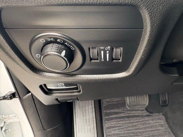 Photo of 2025 Bright White Clearcoat Jeep Grand Cherokee