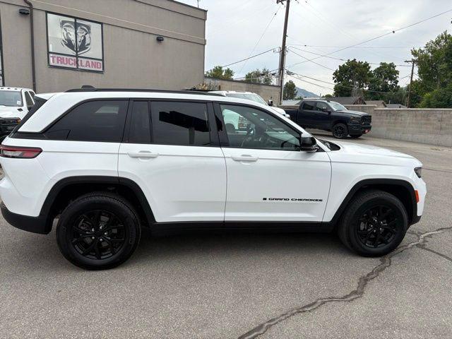 Photo of 2025 Bright White Clearcoat Jeep Grand Cherokee