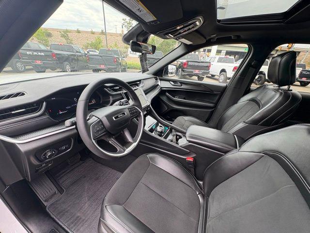 Photo of 2025 Bright White Clearcoat Jeep Grand Cherokee