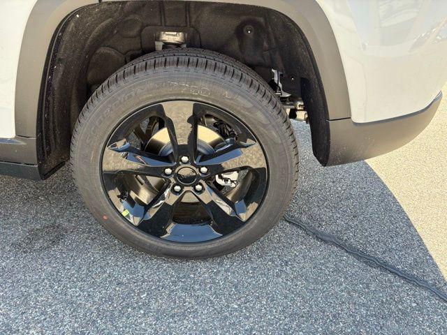 Photo of 2025 Bright White Clearcoat Jeep Grand Cherokee