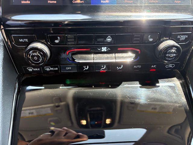 Photo of 2023 Diamond Black Crystal Pearlcoat Jeep Grand Cherokee 4xe