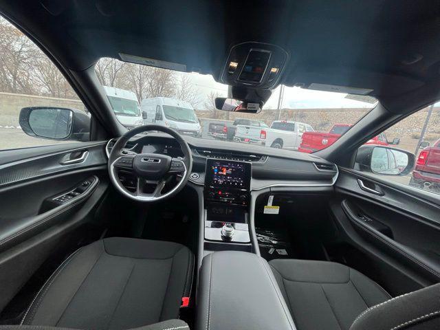 Photo of 2025 Diamond Black Crystal Pearlcoat Jeep Grand Cherokee