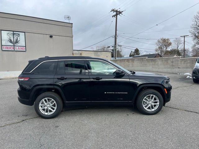 Photo of 2025 Diamond Black Crystal Pearlcoat Jeep Grand Cherokee