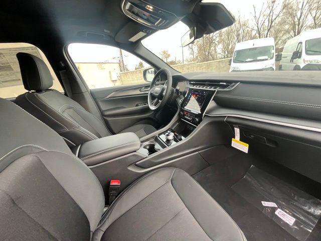 Photo of 2025 Diamond Black Crystal Pearlcoat Jeep Grand Cherokee
