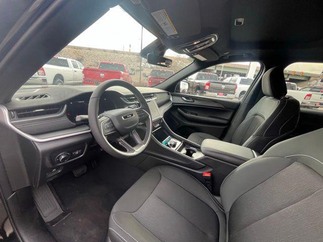 Photo of 2025 Diamond Black Crystal Pearlcoat Jeep Grand Cherokee