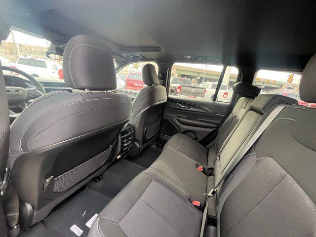 Photo of 2025 Diamond Black Crystal Pearlcoat Jeep Grand Cherokee