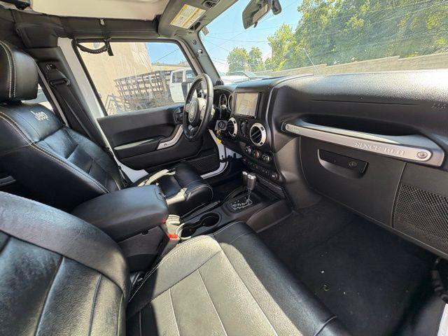 Photo of 2012 Bright White Clearcoat Jeep Wrangler Unlimited
