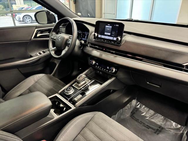 Photo of 2022 Black Mitsubishi Outlander