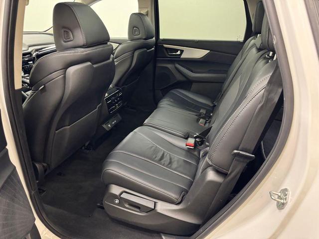 Photo of 2023 Platinum White Pearl Acura MDX