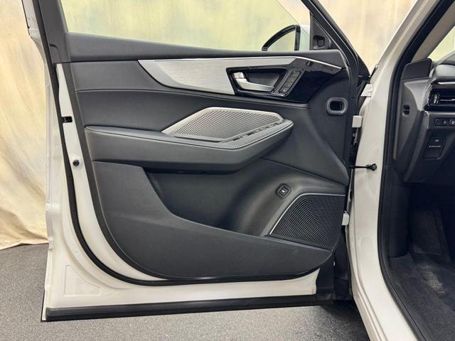 Photo of 2023 Platinum White Pearl Acura MDX