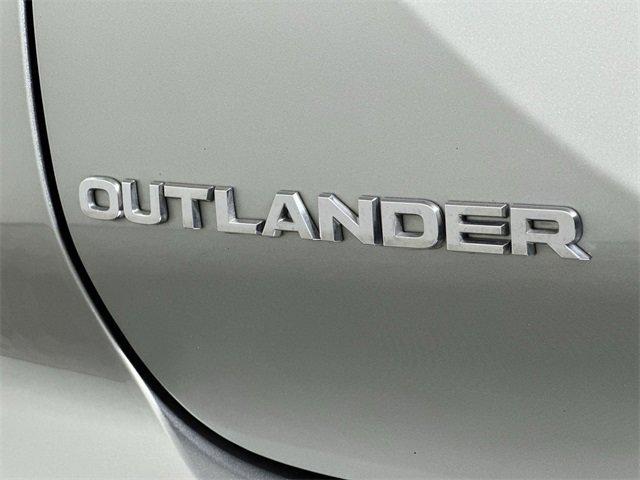Photo of 2024 White Diamond Mitsubishi Outlander